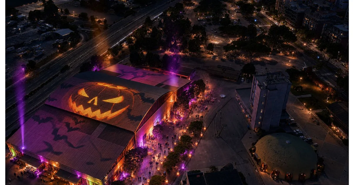 Veduta notturna della Fiera di Cagliari illuminata per Halloween