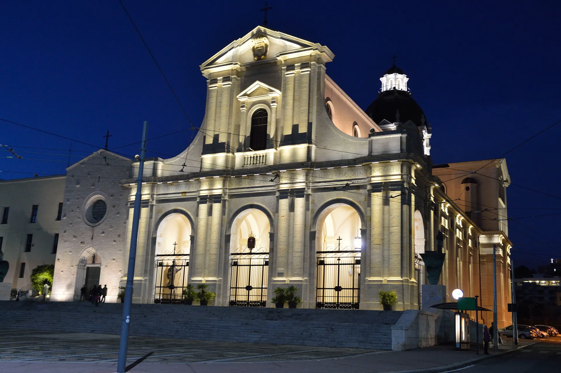La Basilica di Nostra Signora di Bonaria illuminata di sera a Cagliari