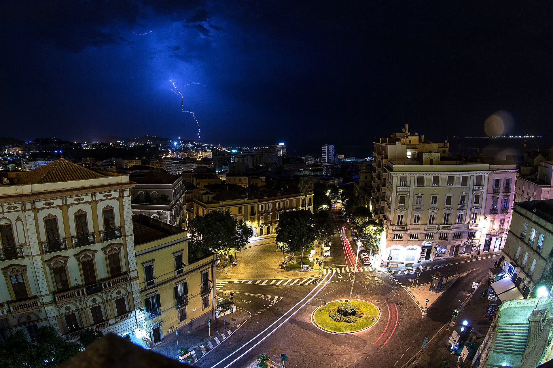 Cagliari illuminata di notte vista dalla terrazza del Bastione di Saint Remy