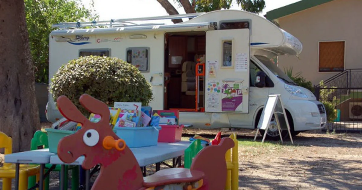 Il Bibliobus del Comune di Cagliari parcheggiato in città