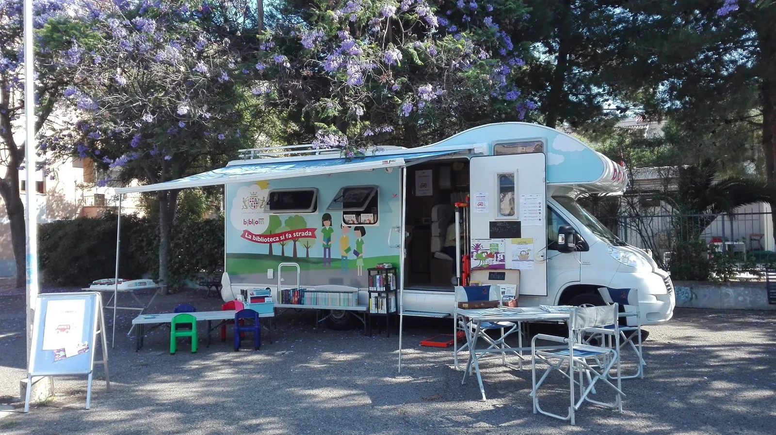 Il Bibliobus del Comune di Cagliari durante una sosta in città