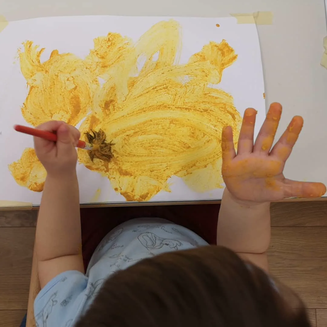Bambini impegnati in un laboratorio di pittura in un asilo nido di Cagliari
