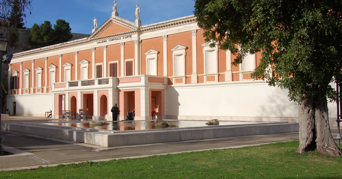 La facciata della Galleria Comunale d’Arte di Cagliari nei Giardini Pubblici
