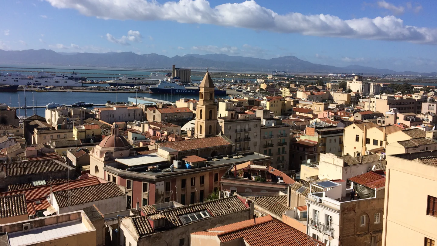 Veduta panoramica del quartiere Marina di Cagliari con i tetti, le chiese e il porto