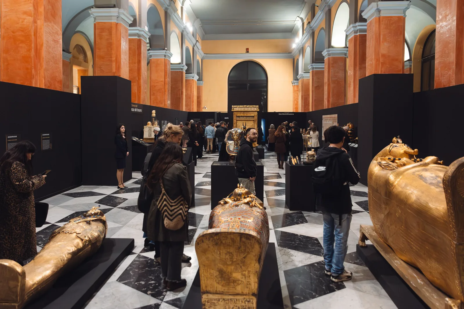 Visitatori nella mostra dedicata a Tutankhamon al Bastione di Saint Remy a Cagliari