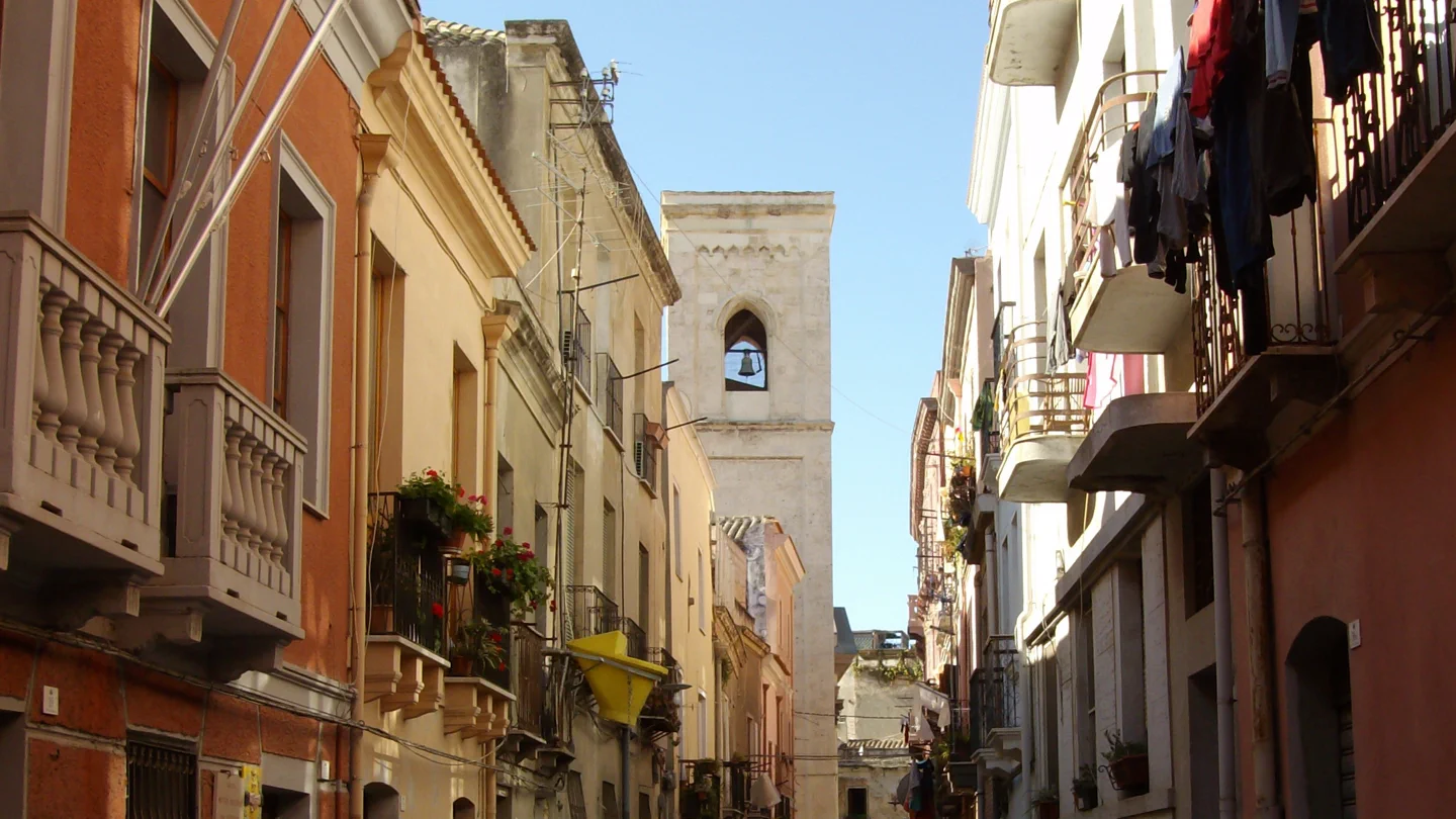 Via San Giacomo nel quartiere Villanova a Cagliari, con le case e il campanile della chiesa